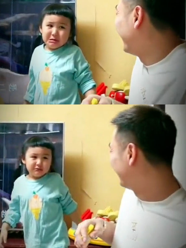 Nhìn cô bé ngoan ngoãn cúi đầu xuống cho bố thiết kế, nhiều người rất mong chờ cô bé sẽ có một kiểu đầu ấn tượng hơn. Sau khi được tự chiêm ngưỡng mái tóc mới của mình trong gương, cô bé không biết làm gì ngoài bật khóc mếu máo.