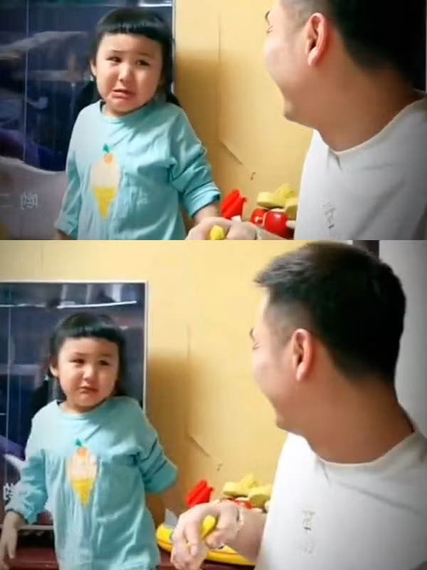 Nhìn cô bé ngoan ngoãn cúi đầu xuống cho bố thiết kế, nhiều người rất mong chờ cô bé sẽ có một kiểu đầu ấn tượng hơn. Sau khi được tự chiêm ngưỡng mái tóc mới của mình trong gương, cô bé không biết làm gì ngoài bật khóc mếu máo.