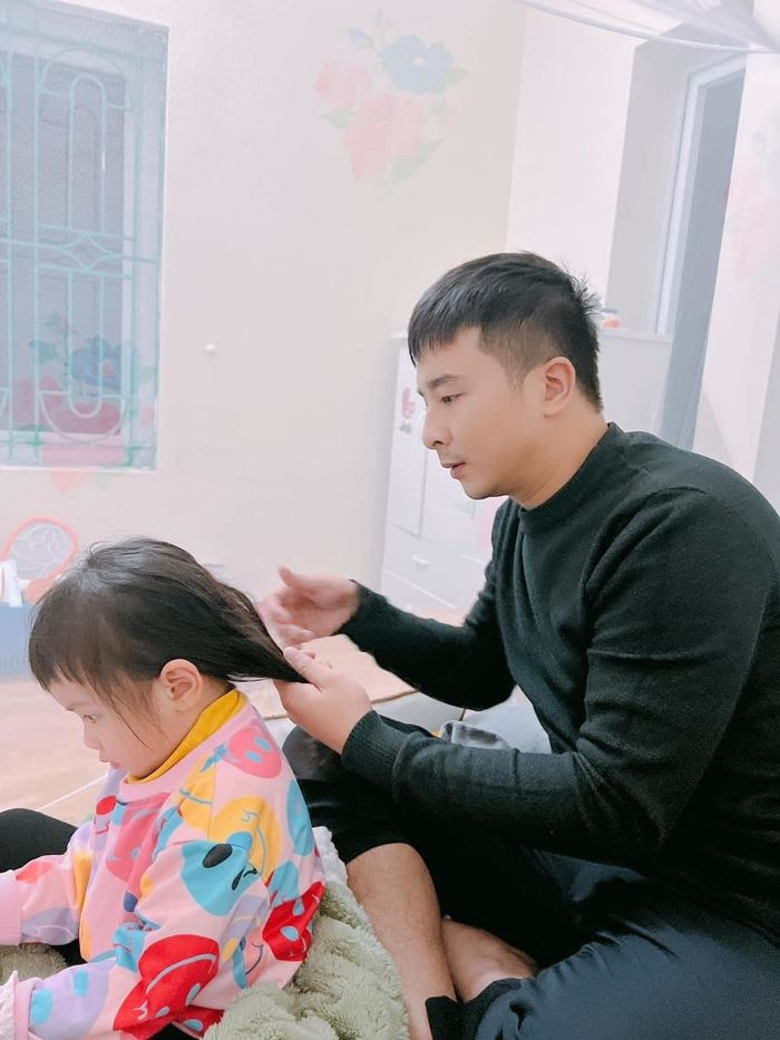 Mới đây, cư dân mạng chia sẻ nhiều hình ảnh đáng yêu của một ông bố cắt tóc cho con gái, tuy nhiên khi xem đến thành quả thì ai nấy đều "ngã ngửa".