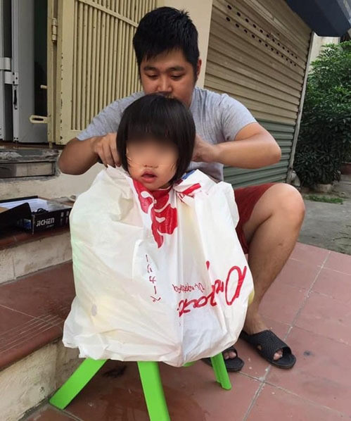 Không ít người bố thích tự tay làm mọi thứ cho con gái của mình, từ chăm con cho đến tự tay cắt tóc. Thế nhưng, thực tế không như là mơ, nhiều người rơi vào tình huống "dở khóc dở cười" chính trên mái tóc của con.