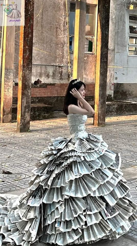 Bộ trang phục làm hoàn toàn bằng giấy báo cũ này nhận về nhiều lời khen ngợi.