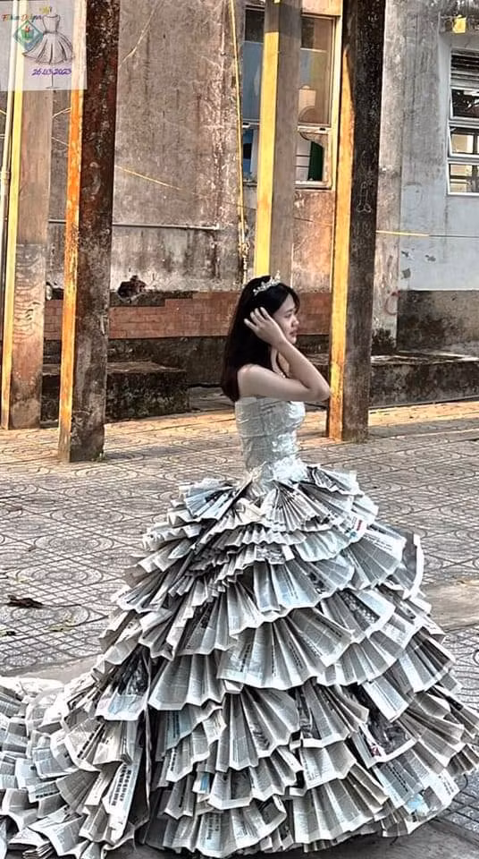Bộ trang phục làm hoàn toàn bằng giấy báo cũ này nhận về nhiều lời khen ngợi.