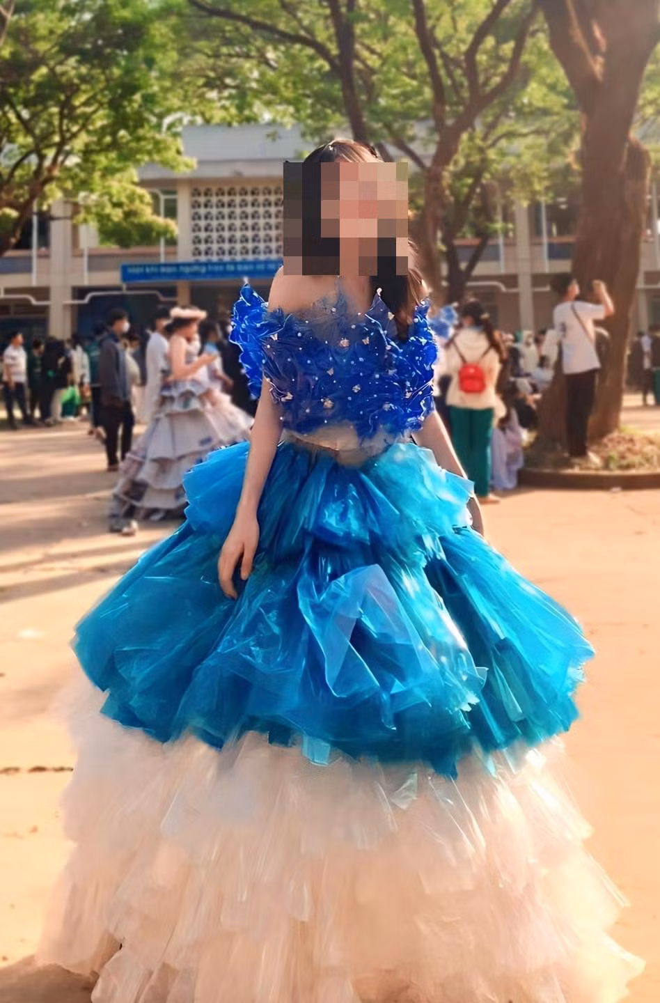 Để làm được như vậy, không thể bỏ qua sự sáng tạo của các bạn học sinh, phải tỉ mỉ, cẩn thận mới có thể đính kết được bộ trang phục chắc chắn, đẹp mắt để trình diễn trong hội thi.