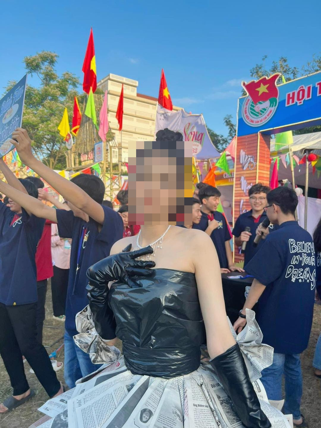 Chiếc váy với phần thân trên làm từ túi nilong trông khá mới khiến nhiều người lo lắng về ý nghĩa của cuộc thi. Ảnh: Trường Người Ta