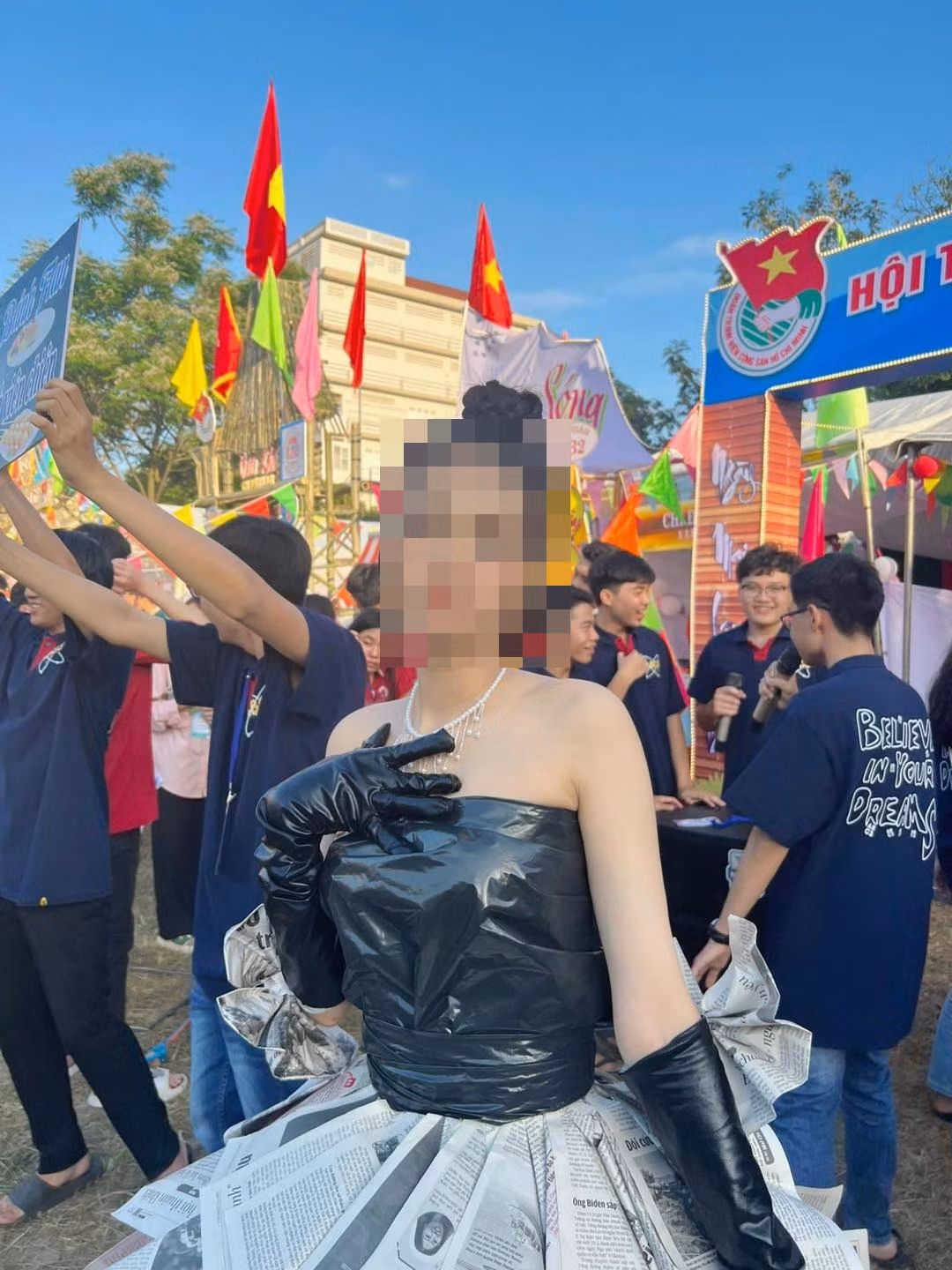 Chiếc váy với phần thân trên làm từ túi nilong trông khá mới khiến nhiều người lo lắng về ý nghĩa của cuộc thi. Ảnh: Trường Người Ta