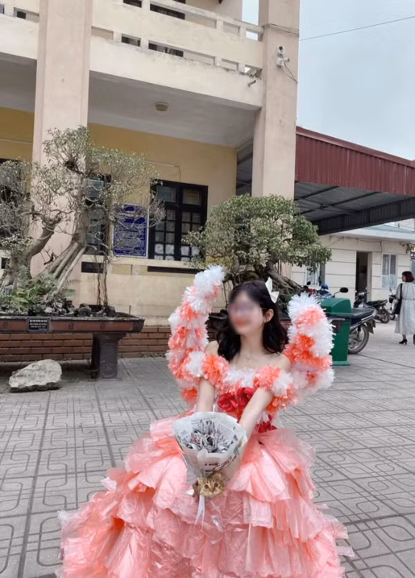 Mới đây cư dân mạng được phen xuýt xoa trước bộ sưu tập thời trang tái chế của hội học sinh cả nước, sau khi đăng tải lên MXH thu về nhiều lượt thích.