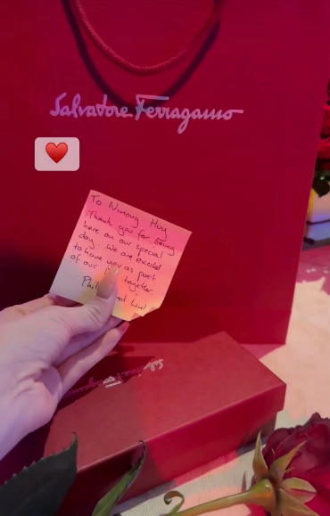 Ngoài ra khách mời đến tham dự còn hé lộ về món quà đắt đỏ mà Linh Rin và Phillip Nguyễn đặc biệt cho khách đến tham dự. Đó là phần quà đến từ hai thương hiệu đình đám Salvatore Ferragamo và Burberry.