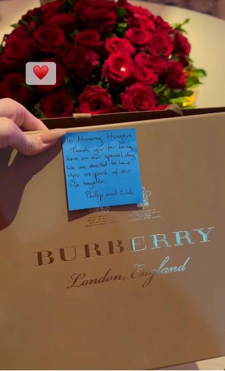 Đặc biệt, Phillip và Linh Rin còn đặt thêm lời nhắn viết tay vào từng hộp quà để bày tỏ lời cảm ơn vì sự hiện diện của khách mời trong ngày trọng đại của mình.