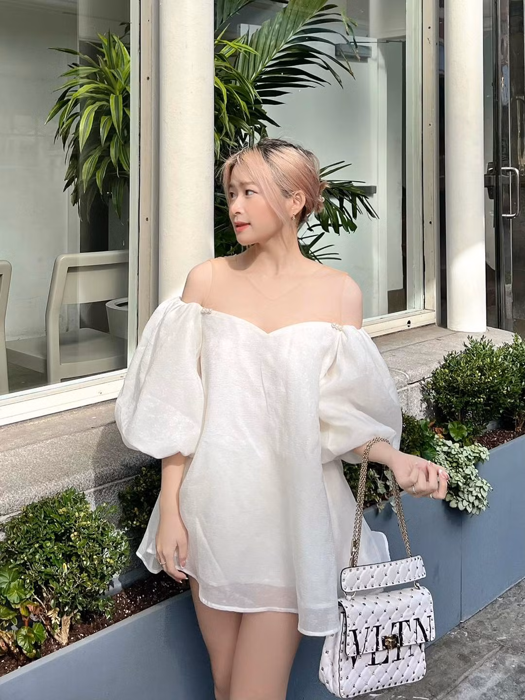 Hot girl sinh năm 2003 cho biết, một tháng ở New York cô tiêu hết khá nhiều tiền. Trung bình một tháng Chao tiêu hết khoảng 17.500 USD (tương đương 417 triệu đồng).