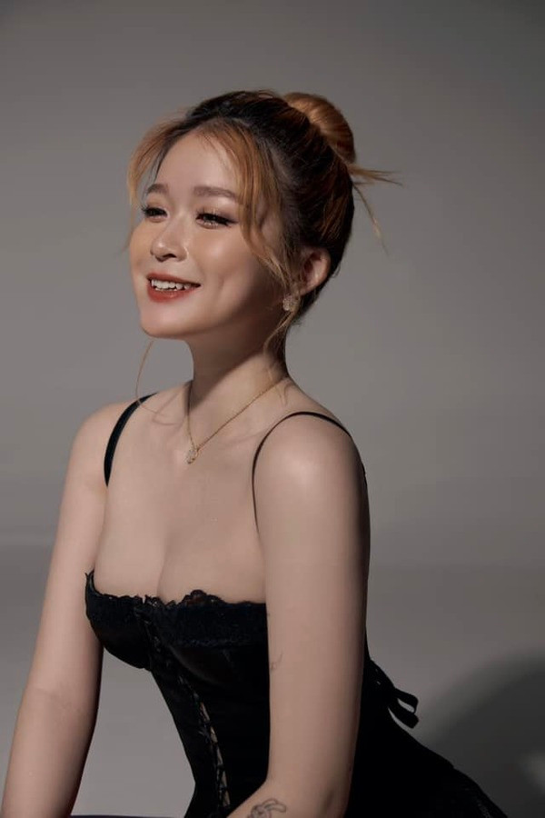 Chao diện chiếc váy hai dây đen quyến rũ, tôn là đường cong chữ S hoàn hảo.