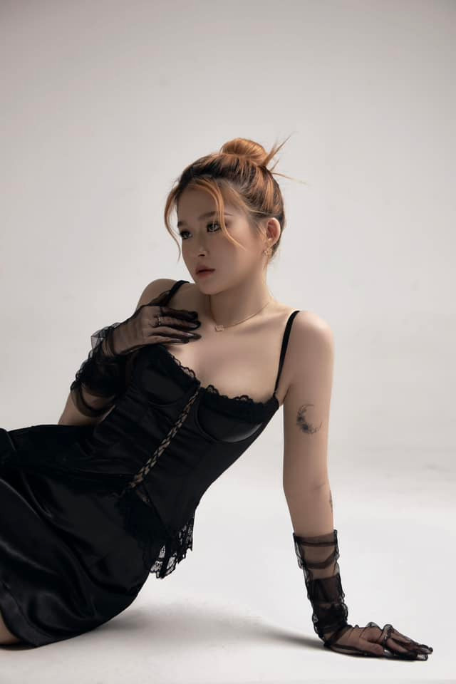 Đây là lần hiếm hoi Chao xuất hiện với phong cách khác hoàn toàn như vậy. Trước đó, cô nàng chủ yếu theo đuổi phong cách nữ tính, nhẹ nhàng.