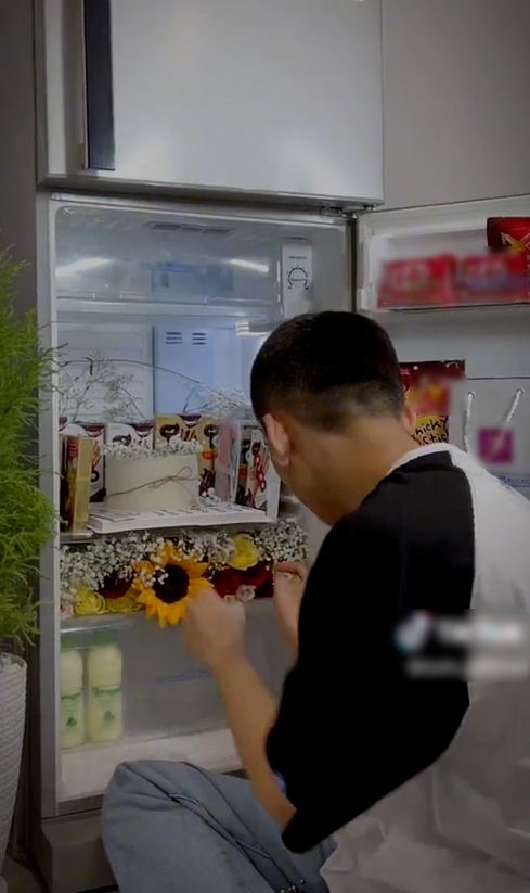 Một chiếc tủ lạnh ngập tràn hoa tươi, bánh kẹo khiến chị em ai cũng thích mê.