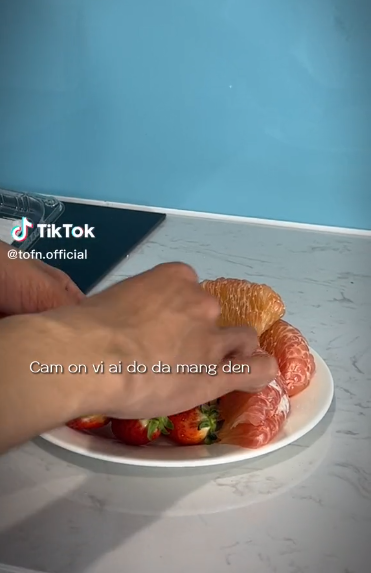 Đoạn clip trên TikTok đã ghi lại các công đoạn anh chàng chuẩn bị món quà 8/3 đặc biệt cho bạn gái mình, từ khâu mua bánh kem cho đến sắp xếp hoa quả, bánh kẹo vào tủ lạnh.
