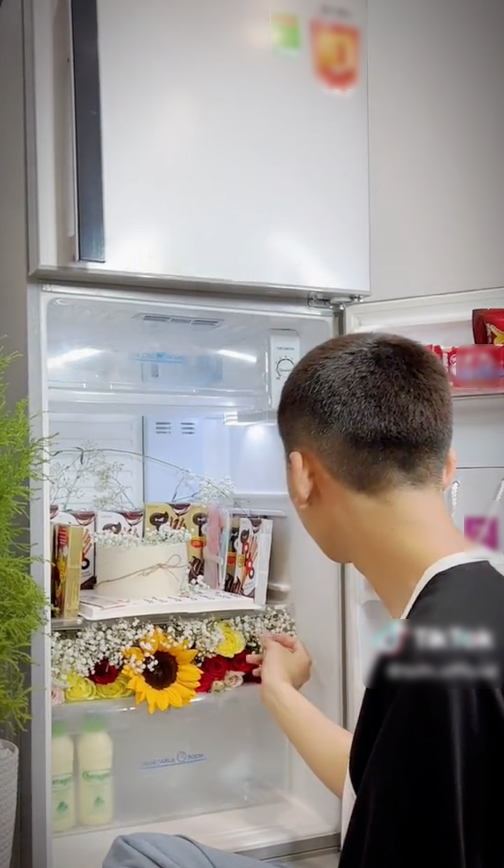 Sau khi chờ bạn gái về, cô nàng mở tủ lạnh và thể hiện sự bất ngờ với món quà mà bạn trai tặng mình.