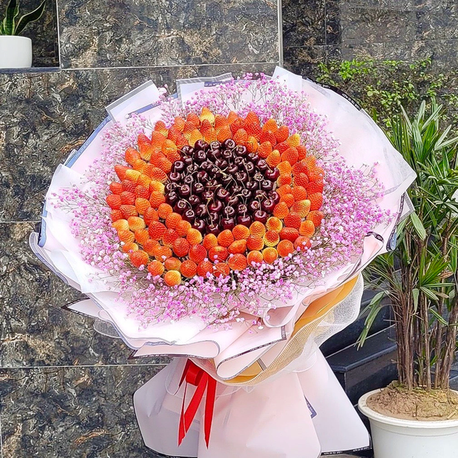 Những món quà đồ ăn không còn xa lạ, vào mỗi dịp đặc biệt như ngày 8/3 phái mạnh thường lựa chọn đồ ăn để làm quà tặng, vừa được ăn lại ít tốn kém.