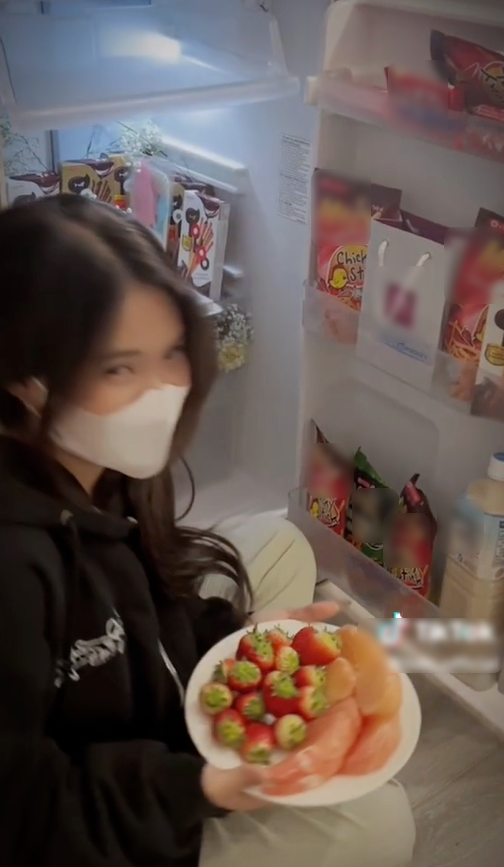 Dưới phần bình luận, dân tình không khỏi xuýt xoa khen ngợi sự tinh tế, đáng yêu của chàng trai này khi chuẩn bị món quà thiết thực.