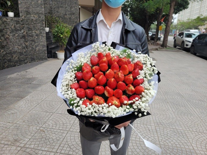 Ngoài bó hoa làm từ hoa quả, nhiều đấng mày râu còn lựa chọn các loại "hoa bánh kem", "hoa bánh ngọt" để dành tặng những người phụ nữ thân yêu của mình.
