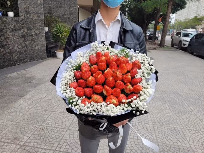 Ngoài bó hoa làm từ hoa quả, nhiều đấng mày râu còn lựa chọn các loại "hoa bánh kem", "hoa bánh ngọt" để dành tặng những người phụ nữ thân yêu của mình.