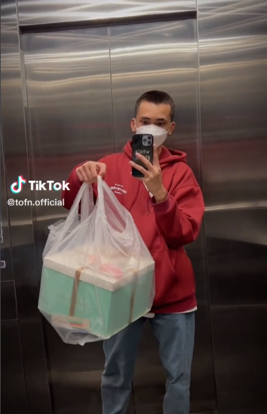 Vào dịp đặc biệt chắc hẳn các chàng trai luôn muốn dành tặng "nửa kia" những món quà bất ngờ, tuy nhiên chàng trai này lại nảy ra ý tưởng mới khi đầu tư tủ lạnh đầy ắp bánh kẹo cho bạn gái.