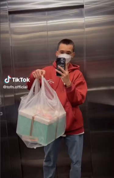 Vào dịp đặc biệt chắc hẳn các chàng trai luôn muốn dành tặng "nửa kia" những món quà bất ngờ, tuy nhiên chàng trai này lại nảy ra ý tưởng mới khi đầu tư tủ lạnh đầy ắp bánh kẹo cho bạn gái.