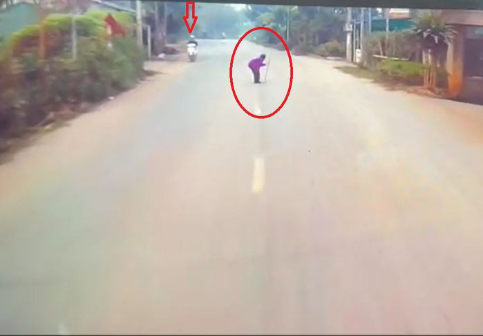 Mới đây, một cô gái đã nhận được nhiều lời khen ngợi của mọi người khi làm việc tốt, sẵn sàng dừng xe lại để chạy tới dắt cụ bà qua đường an toàn.