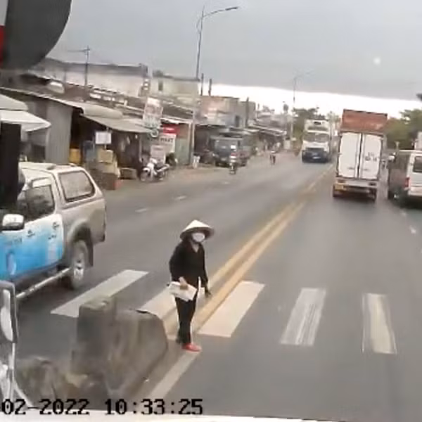 Đến khi cụ bà đã đi hẳn vào lền đường, cả tài xế lái ô tô và người phụ nữ đi xe máy mới yên tâm rời đi.