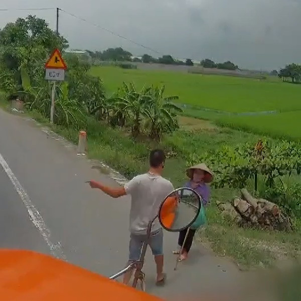 Trên MXH từng xuất hiện không ít trường hợp về lòng tốt của những người tài xế, người đi đường. Sự giúp đỡ dù chỉ là hành động nhỏ nhưng đôi khi còn quý giá gấp trăm lần tiền bạc, vật chất.