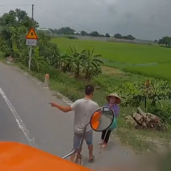 Trên MXH từng xuất hiện không ít trường hợp về lòng tốt của những người tài xế, người đi đường. Sự giúp đỡ dù chỉ là hành động nhỏ nhưng đôi khi còn quý giá gấp trăm lần tiền bạc, vật chất.