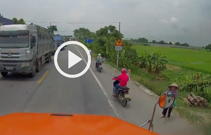 Câu chuyện về lòng tử tế của người phụ nữ đi xe máy và người tài xế đã khiến nhiều người thấy ấm lòng.