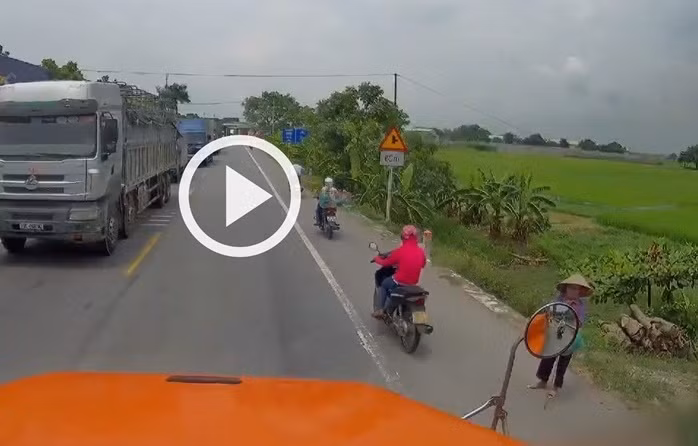 Câu chuyện về lòng tử tế của người phụ nữ đi xe máy và người tài xế đã khiến nhiều người thấy ấm lòng.