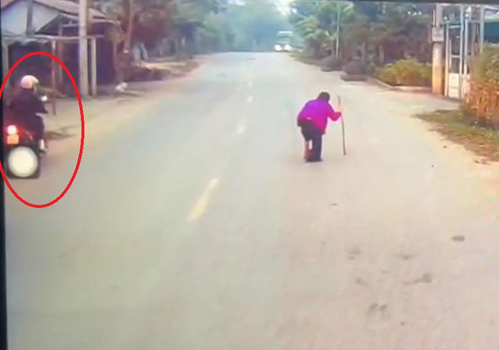 Đoạn clip được trích xuất từ camera hành trình của chiếc xe ô tô đi phía trước, tình cờ ghi lại hành động ấm lòng của cô gái trẻ giữa đường lớn lúc 6 giờ sáng. Thời điểm đó có một bà cụ lưng còng đang chống gậy bước chậm rãi sang bên kia đường.