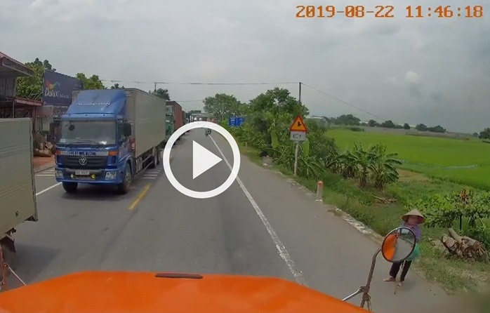 Dù đây chỉ là hành động nhỏ trong tích tắc nhưng khiến người xem cảm thấy vô cùng xúc động trước tình người ấm áp.