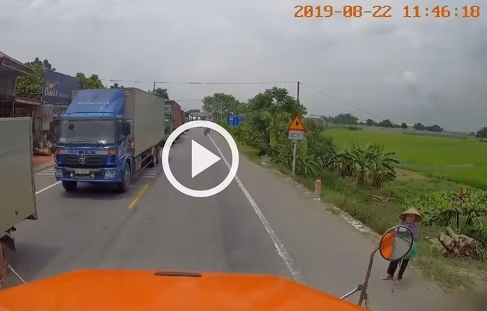 Dù đây chỉ là hành động nhỏ trong tích tắc nhưng khiến người xem cảm thấy vô cùng xúc động trước tình người ấm áp.