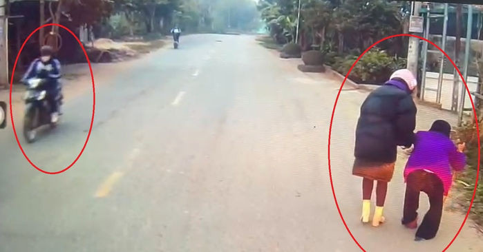 Ngay khi phát hiện ra, bác tài đã giảm tốc độ để xe chạy thật chậm và nhường đường cho bà cụ. Cùng lúc này, một người phụ nữ khác lái xe máy đi ngược chiều xuất hiện.