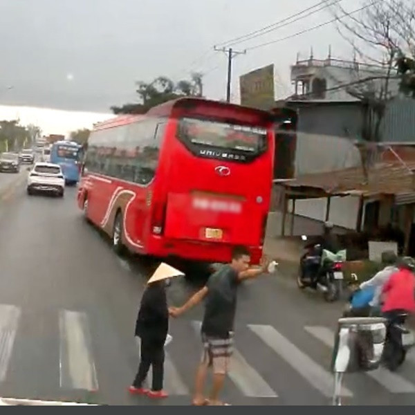 Sau đó, nam tài xế đã quyết định đăng clip lên MXH làm kỷ niệm với lời chia sẻ: "Hình ảnh đẹp của chị đi xe máy. Tiếc gì cho chị 1 tim".
