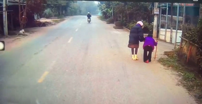 Thay vì cứ thế phóng vụt qua, cô gái quyết định dừng lại để giúp đỡ bà cụ. Sau khi dừng xe ven đường, chị chạy lại dùng tay dìu đỡ bà bước sang đường an toàn.