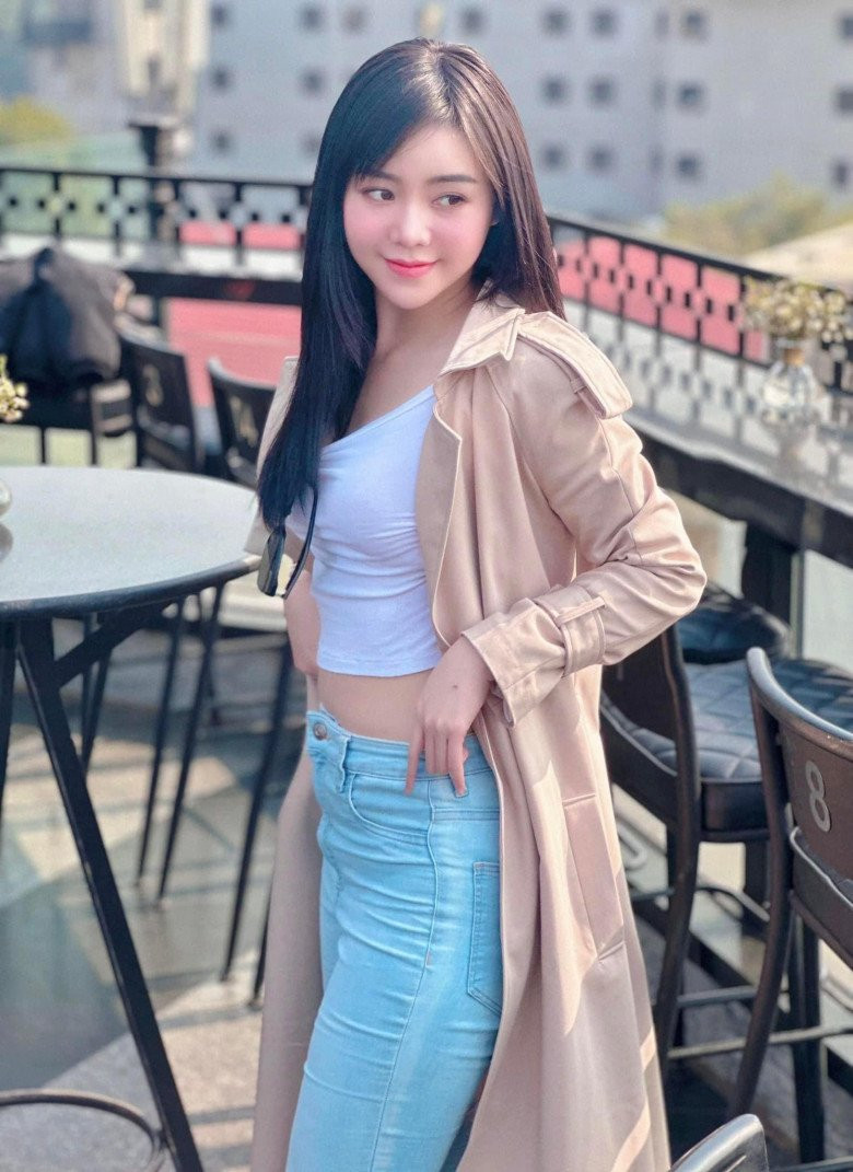 Người đẹp 9X có làn da trắng mịn, thân hình cân đối và nổi bật với số đo ba vòng ấn tượng.