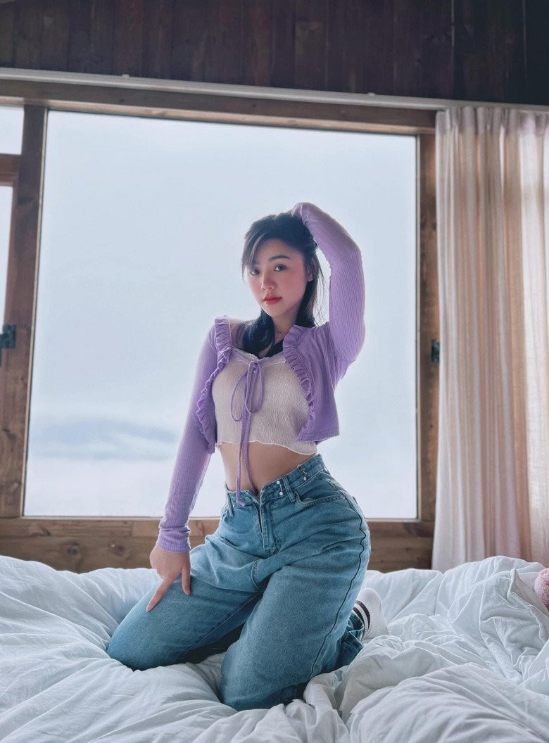 Cô rất đầu tư và chăm chút cho vẻ ngoài nhất là những bộ cánh gợi cảm nhưng chừng mực và không vượt quá giới hạn của sự phản cảm.