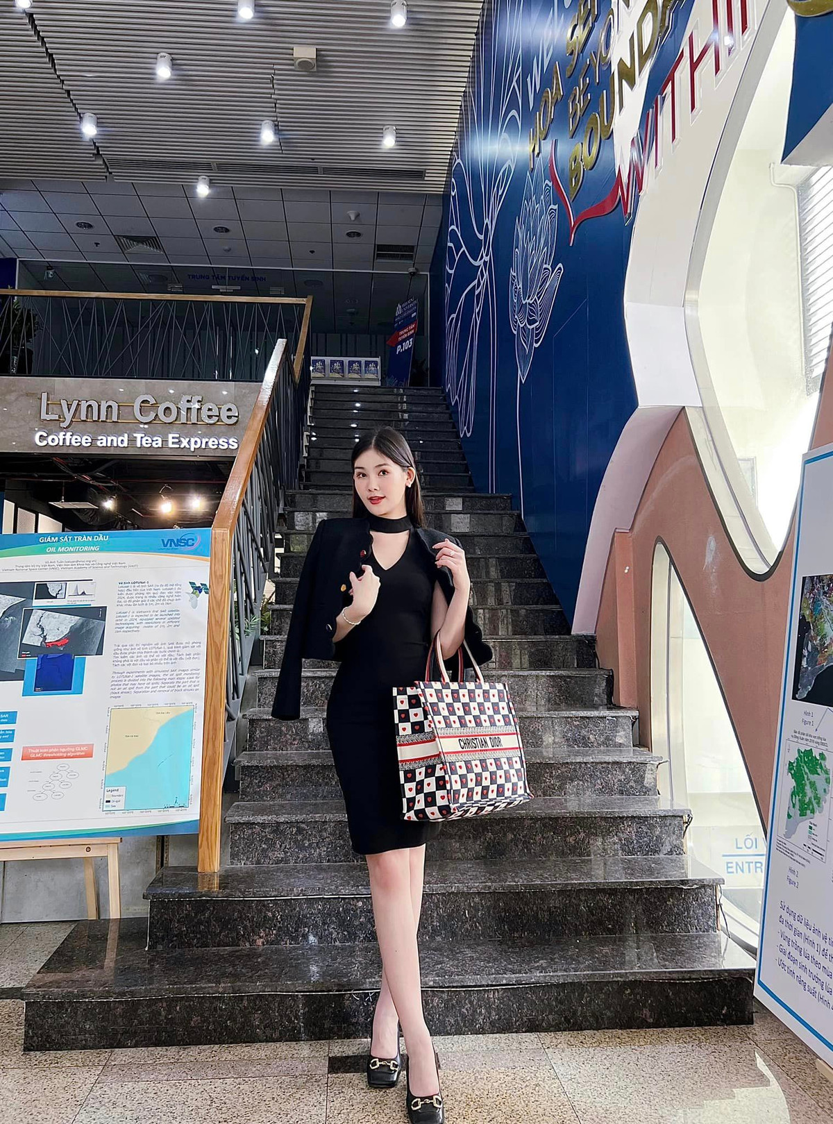 Có thể thấy, không chỉ là một "yêu nữ hàng hiệu", Hoa hậu Đại dương 2017 cũng chứng minh mình là một "tay chơi" đồ hiệu đẳng cấp khi sở hữu nhiều món đồ đắt đỏ.