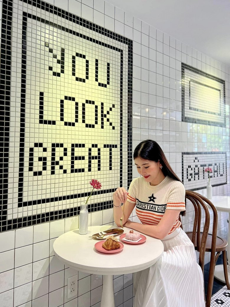 Cô luôn khéo léo lựa cho mình những trang phục kín đáo, tinh tế và đơn giản chứ không màu mè mỗi lần lên giảng đường.