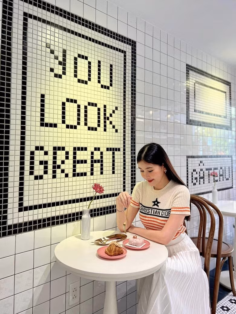 Cô luôn khéo léo lựa cho mình những trang phục kín đáo, tinh tế và đơn giản chứ không màu mè mỗi lần lên giảng đường.