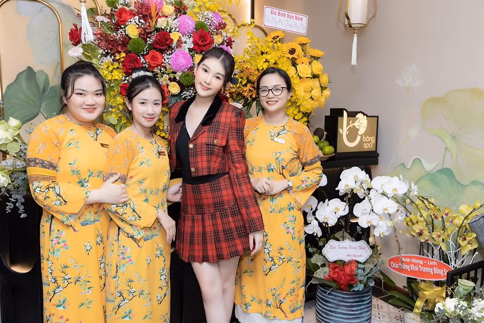 Vốn sở hữu cuộc sống nhung lụa, mỹ nhân Tiền Giang khiến bao người trầm trồ khi là một "yêu nữ hàng hiệu" sành điệu.