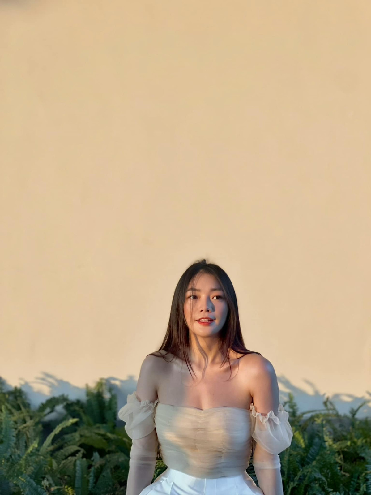 Nếu trên máy bay, Dương Thu Thảo nền nã, chỉn chu với đồng phục tiếp viên thì ngoài đời thường cô có phong cách thời trang phóng khoáng, trẻ trung hơn rất nhiều.