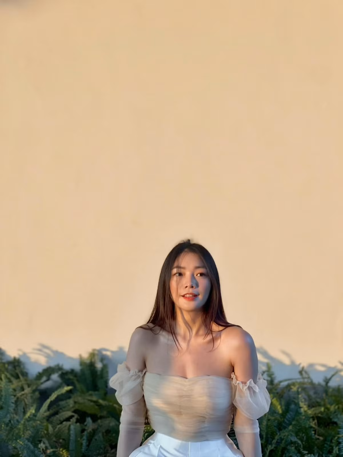 Nếu trên máy bay, Dương Thu Thảo nền nã, chỉn chu với đồng phục tiếp viên thì ngoài đời thường cô có phong cách thời trang phóng khoáng, trẻ trung hơn rất nhiều.