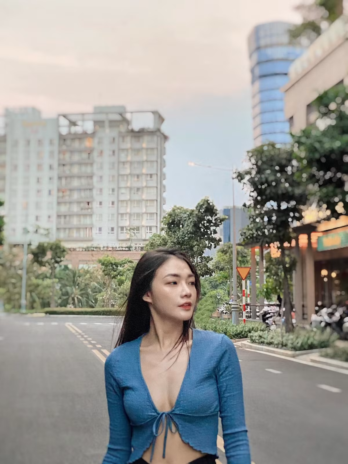 Với lợi thế hình thể thon thả, săn chắc cùng làn da trắng sứ, mái tóc đen Á đông, Dương Thu Thảo thoải mái diện những trang phục gợi cảm khoe các đường cong hút mắt. Ảnh: FBNV