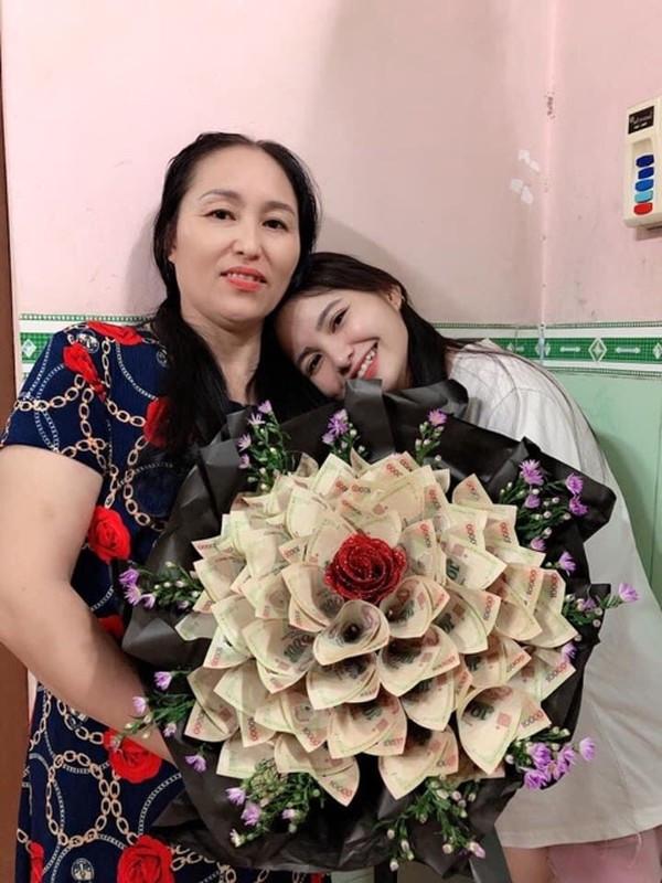 Dù là mệnh giá nào thì món quà 8/3 này vẫn rất thiết thực, được nhiều người lựa chọn.