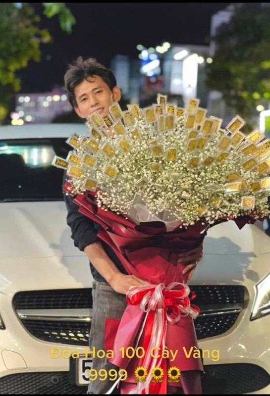 Hình ảnh 1 bó hoa được làm từ 100 cây vàng 9999, ngay lập tức thu hút sự chú ý của nhiều netizen. Được biết món quà 8/3 toàn mùi tiền này được đính từ 100 miếng vàng SJC lên, tổng giá trị lên đến gần 7 tỉ đồng.