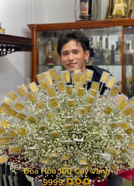 Vào dịp đặc biệt như ngày Quốc tế Phụ nữ, trên MXH xuất hiện khá nhiều hình ảnh về những bó hoa mang giá trị vật chất như vậy. Thậm chí có những đại gia còn bó hẳn các chỉ vàng thành hoa để tặng người thân.