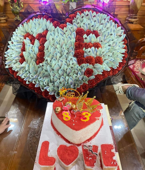 Ngoài ra, trong khi những bó hồng hay túi xách, quần áo… trở nên nhàm chán, hoa tươi đính tiền được cho là món quà độc đáo hơn cả.