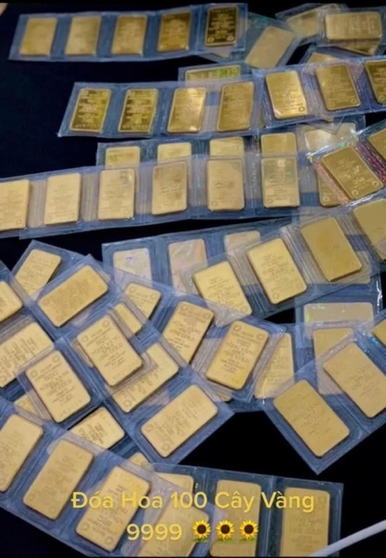 Điểm nhấn của bó hoa là những miếng vàng lấp lánh, được cắm xung quanh để tạo thành hình tròn khổng lồ.